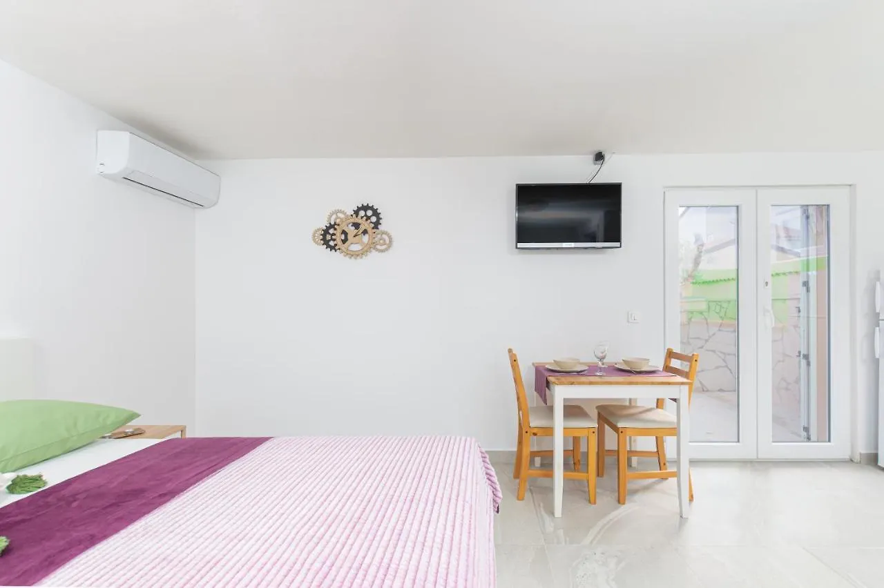 Studio Apartment Mali Medulin