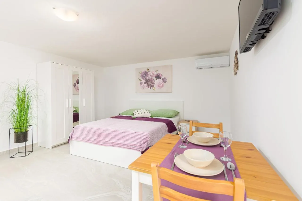 Studio Apartment Mali Medulin 0*,  Croatia